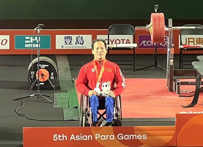 Lực sĩ Lê Văn Công đã thi đấu xuất sắc giành huy chương bạc hạng 49kg tại ASIAN Para games 5