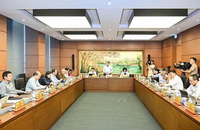 Các đại biểu Quốc hội thảo luận tại tổ.