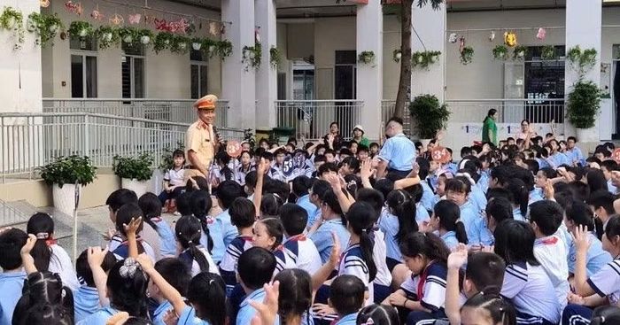 CSGT tuyên truyền cho học sinh về an toàn giao thông.