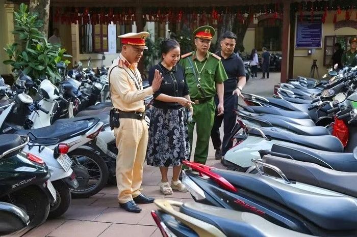 Lực lượng chức năng vào trường kiểm tra xe máy học sinh.
