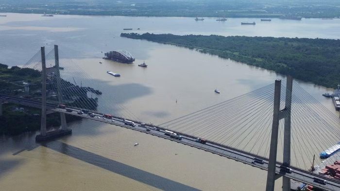 Sà lan tiến sát cầu Phú Mỹ, nối khu vực quận 7 và TP. Thủ Đức trước đây.