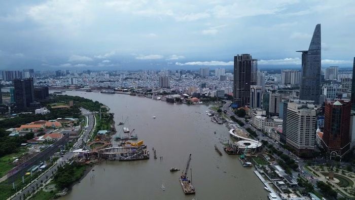 Theo kế hoạch, sau khi đến khu vực neo đậu phía bờ Thủ Thiêm, nhịp vòm thép sẽ được định vị, căn chỉnh trước khi tiến hành hợp long, dự kiến vào ngày 21/10. Đây là bước quan trọng để kết nối nhịp chính với phần cầu dẫn, hoàn thiện kết cấu công trình.