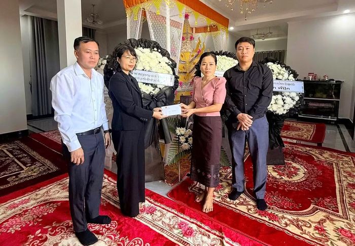 Tổng lãnh sự quán Việt Nam tại Pakse, tỉnh Champasak (Lào) thăm hỏi, chia sẻ với mất mát to lớn của gia đình cô gái trẻ.