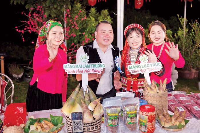  Nguyễn Thị Dím (ngoài cùng bên trái) trong phiên livestream﻿ giới thiệu sản phẩm măng mai Lâm Thượng. 