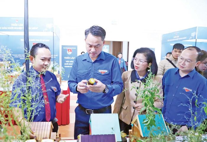 Anh Nguyễn Kim Quy (bìa phải) - Bí thư Trung ương Đoàn, Chủ tịch Trung ương Hội LHTN Việt Nam tham quan gian hàng của Nguyễn Trung Thành tại cuộc thi Dự án khởi nghiệp thanh niên nông thôn năm 2026.