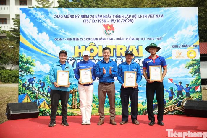 Ban Tổ chức trao giải cho các đội thi.