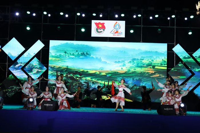 Các đội thi mang đến nhiều tiết mục được đầu tư về âm nhạc, vũ đạo, trang phục và hiệu ứng sân khấu.