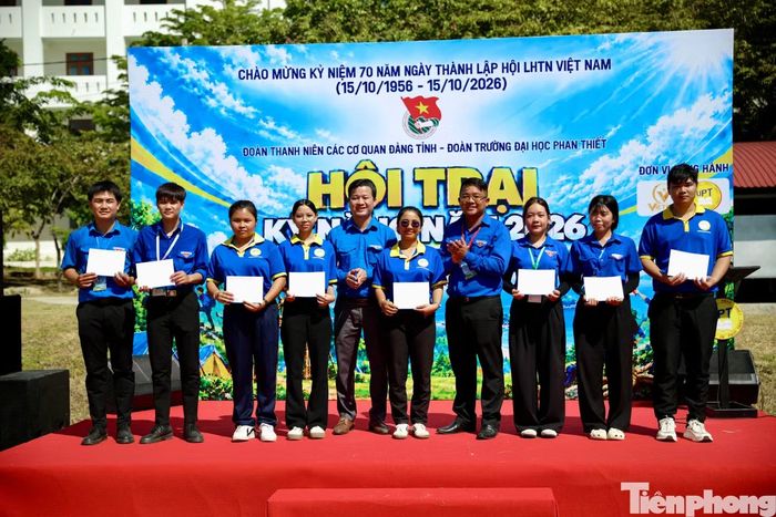  Ban tổ chức trao học bổng cho sinh viên. 