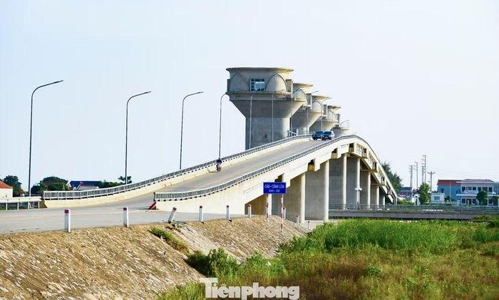  Cầu Cống Lèn﻿ dài 405m, rộng 7,5m, bắc qua sông tại khu vực tiếp giáp giữa xã Vạn Lộc và xã Nga Sơn, chính thức thông xe phục vụ người dân từ tháng 2/2026, tạo điều kiện để người dân di chuyển thuận tiện hơn 