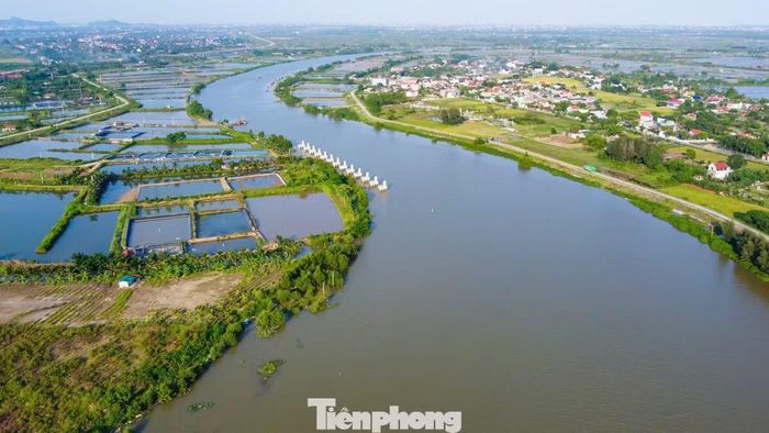 Theo thiết kế, hệ thống thủy lợi sông Lèn được kỳ vọng cung cấp nước tưới cho hơn 18.000ha đất canh tác, phục vụ 4.800ha nuôi trồng thủy sản, bảo đảm nguồn nước sinh hoạt cho hơn 770.000 người dân, đồng thời đáp ứng nhu cầu nước cho chăn nuôi và hơn 2.000ha tại khu công nghiệp. Công trình còn góp phần tưới tiêu cho 3.930ha đất nông nghiệp, cải thiện môi trường sinh thái và bảo đảm an toàn giao thông thủy, bộ trong khu vực.