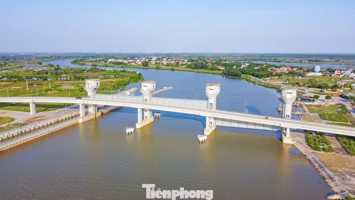 Tiểu dự án gồm nhiều hạng mục, trong đó có ba hạng mục trọng tâm là cống ngăn mặn, âu thuyền và cầu giao thông bắc qua sông Lèn, đoạn tiếp giáp giữa xã Vạn Lộc và xã Nga Sơn (tỉnh Thanh Hóa).