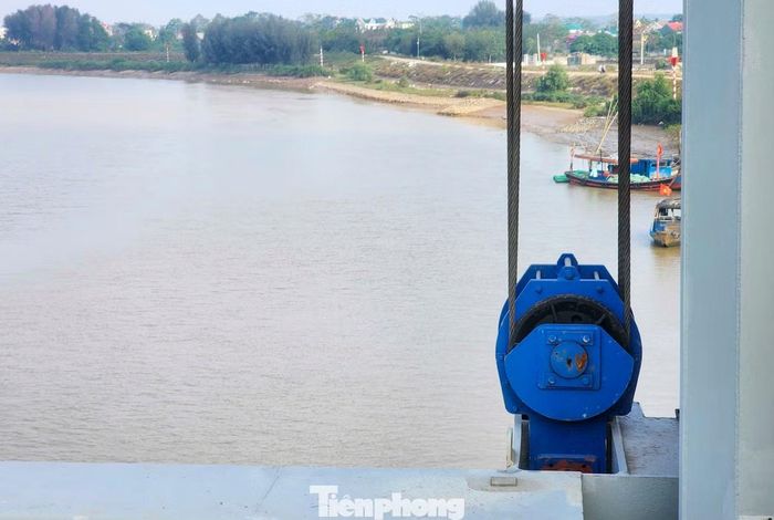 Với chức năng như những con đập di động, hệ thống có thể điều tiết dòng chảy, trữ nước ngọt và ngăn nước mặn từ biển xâm nhập sâu vào đất liền. Hệ thống 3 cửa ngăn mặn cùng máy tời cáp cỡ lớn của dự án.