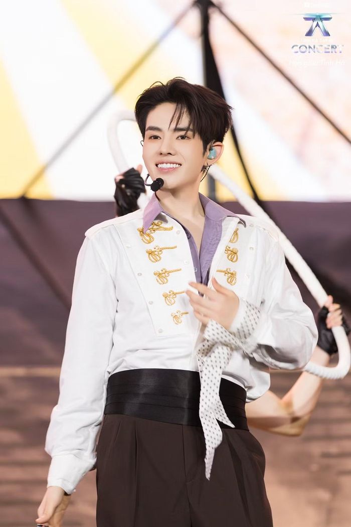  Tối 18/10, concert Tinh hà say hi - Hẹn giữa tinh hà diễn ra đêm 2 tại Khu đô thị Vạn Phúc City, TPHCM, với 24 nghệ sĩ. Sau phần mở đầu Thế giới song song, các ca sĩ nhận banner và chụp ảnh cùng khán giả trước khi trình diễn Tết tình. Chương trình bổ sung 5 tiết mục so với đêm đầu tiên, gồm Có gì đâu mà cay, Gentleman, Vượt ngưỡng tình yêu, 5 tháng và Trễ giờ cơm. 