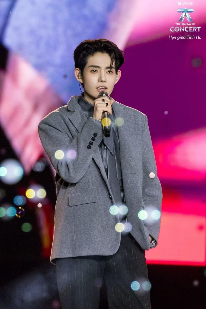 Wren Evans, Ali Hoàng Dương, Wean và Jaysonlei cùng thể hiện 5 tháng, lần đầu đưa ca khúc vào chuỗi concert. Ngoài các màn kết hợp theo nhóm, chương trình có những tiết mục tập thể như Secret, với 24 nghệ sĩ cùng nhảy và kêu gọi khán giả tham gia. Together We Shine - ca khúc mở màn đêm đầu tiên, được chọn để khép lại đêm thứ hai tại TPHCM. 