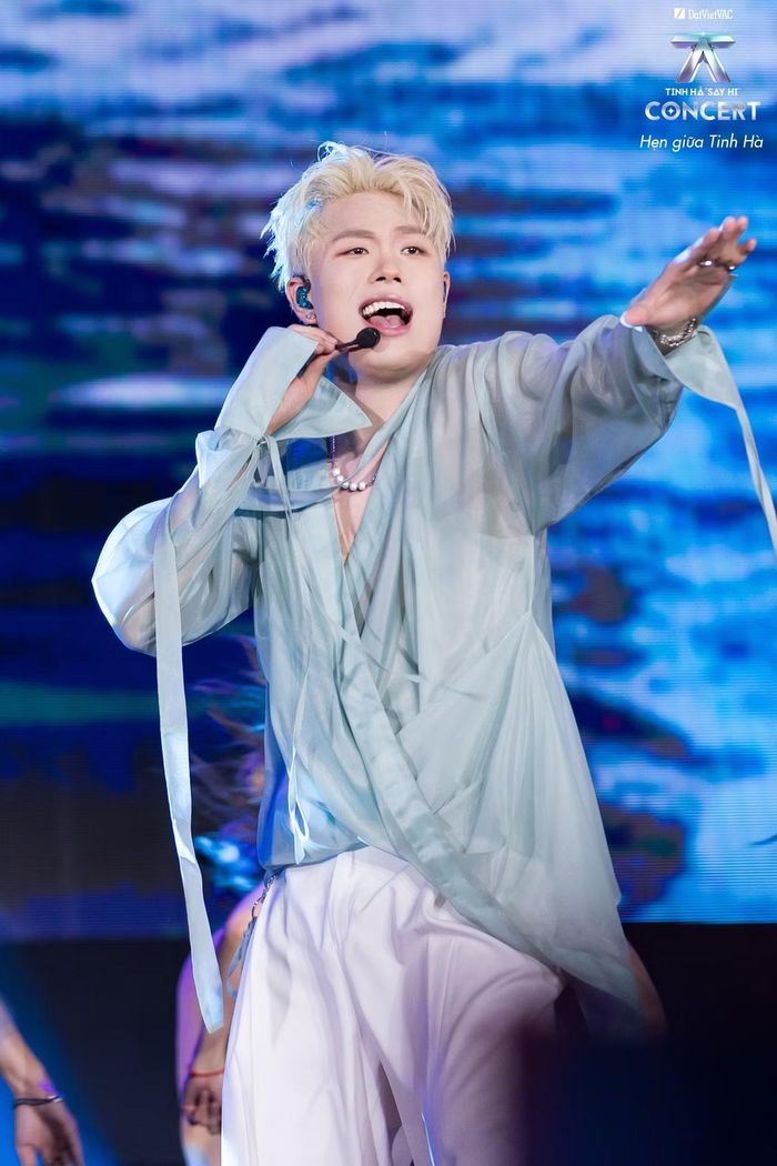  Hurrykng, Dương Domic, KimLong và Xuân Định K.Y. trình diễn Vượt ngưỡng tình yêu, sau đó nán lại trò chuyện với khán giả. KimLong kể về khó khăn khi muốn tăng hơn 5 kg. Dương Domic đùa rằng ba thành viên Mopius đã có tên trong danh sách “Top 100 người đẹp nhất” còn mình thì chưa. Hurrykng bày tỏ mong muốn dự án âm nhạc thứ ba của nhóm sớm ra mắt. 