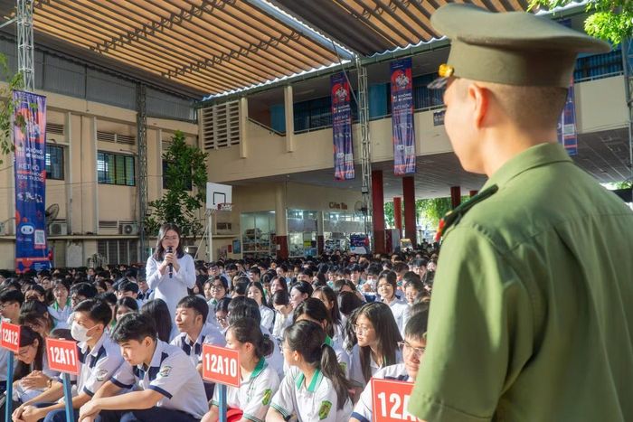 Học sinh chia sẻ tại chương trình.