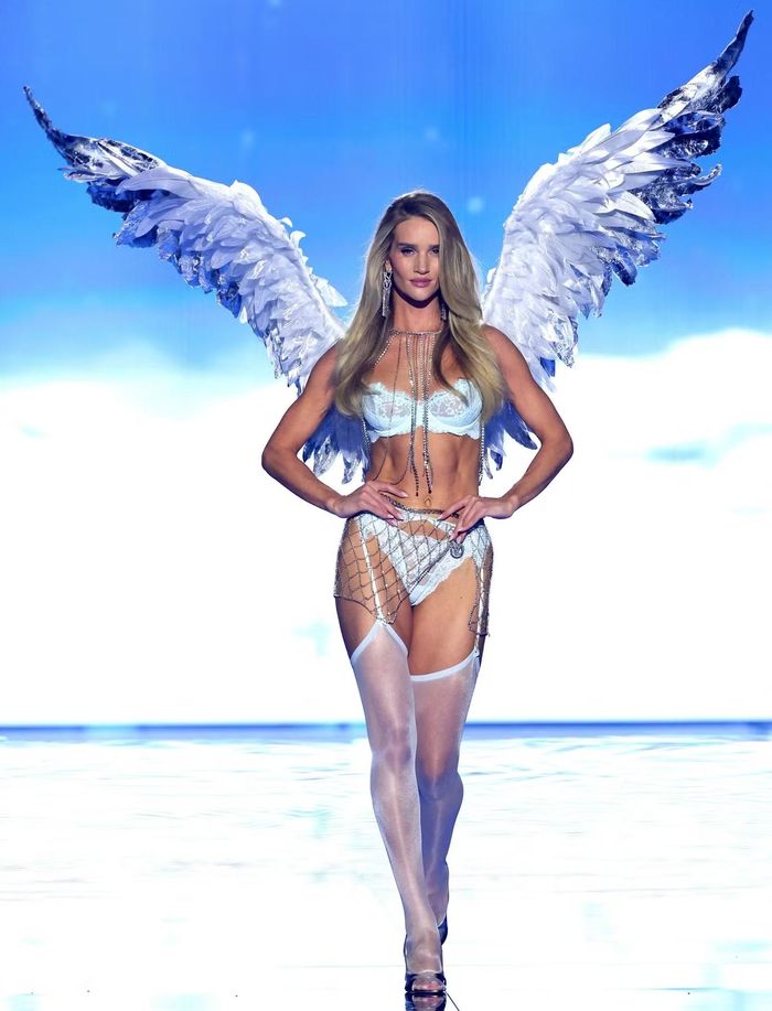 Rosie Huntington-Whiteley trở lại sàn diễn của Victoria's Secret sau 16 năm vắng bóng. Mỹ nhân 39 tuổi tự tin khoe thân hình săn chắc, gợi cảm, cô từng là một trong những "thỏi nam châm" hút khán giả qua nhiều show diễn của hãng.