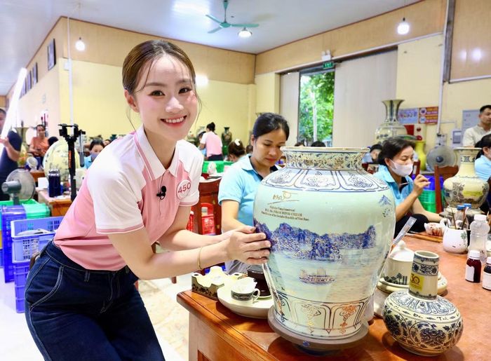 Trải nghiệm thú vị của thí sinh Thảo Nguyên ở làng gốm Chu Đậu là một trong những kỷ niệm đáng nhớ đối với cô. Đây là một trong những hoạt động đầu tiên của vòng chung kết Hoa hậu Việt Nam 2026.