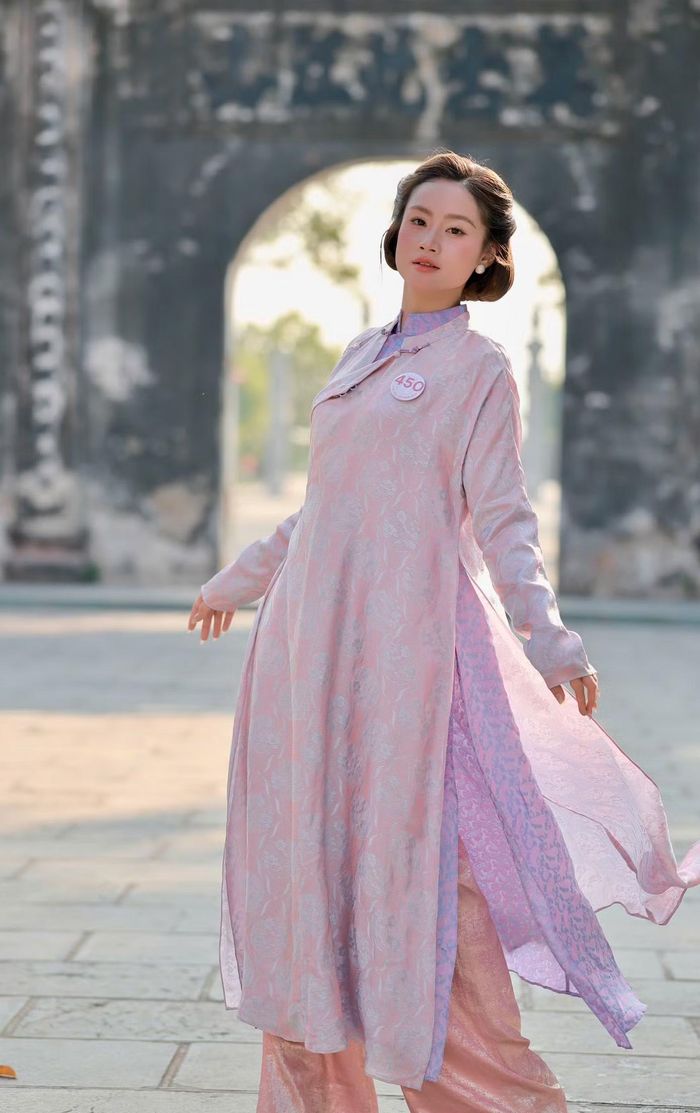 Nguyễn Ngọc Thảo Nguyên sinh năm 2006, sinh sống tại Huế. Cô có chiều cao 1,68 m, gây ấn tượng với vẻ đẹp hiện đại.