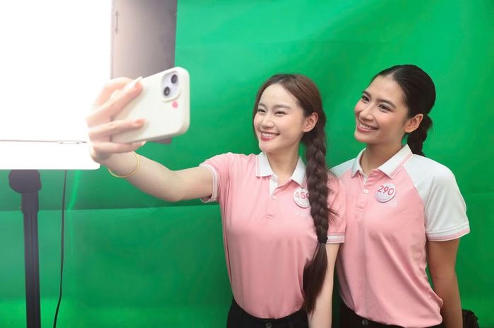 Nguyễn Ngọc Thảo Nguyên và Lưu Phương Anh trong hoạt động thăm, giao lưu với cán bộ, phóng viên Báo Tiền Phong. Thảo Nguyên bày tỏ hào hứng khi được trải nghiệm khu vực trường quay của Báo Tiền Phong.