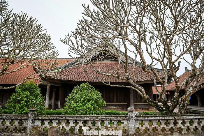 Theo các vị cao niên trong làng, tương truyền, để xây dựng chùa Keo, từ khâu chuẩn bị nguyên vật liệu đến khi hoàn thiện ngôi chùa mất tổng cộng 21 năm, trong đó có 19 năm chuẩn bị và 2 năm thi công. Gỗ được đưa về từ các vùng núi phía Bắc. Khi điều kiện vận chuyển còn nhiều khó khăn, người dân phải dùng thuyền, bè và sức kéo của trâu, ngựa để đưa gỗ về xuôi. Mỗi năm, lượng gỗ vận chuyển được không nhiều, phải tích lũy qua nhiều năm mới đủ nguyên liệu xây dựng.