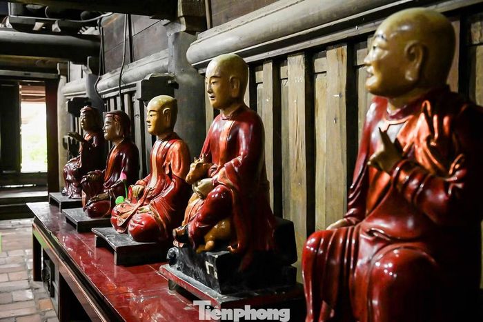 Chùa phối thờ theo lối “tiền Phật, hậu Thánh“. Khu thờ Phật gồm Chùa ông Hộ, tòa thiêu hương và điện Phật. Phía trong là khu thờ Thánh Thiền sư Không Lộ. Ngoài ra, chùa còn bảo lưu được hàng trăm tượng Pháp và đồ tế lễ thời Lê.