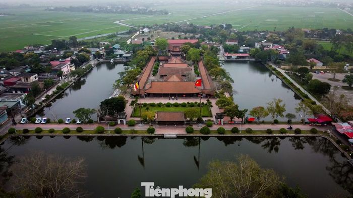 Khuôn viên chùa rộng khoảng 58.000 m², có 3 hồ lớn. Ban đầu, chùa có 21 công trình với 157 gian, đến nay còn 17 công trình với 128 gian.