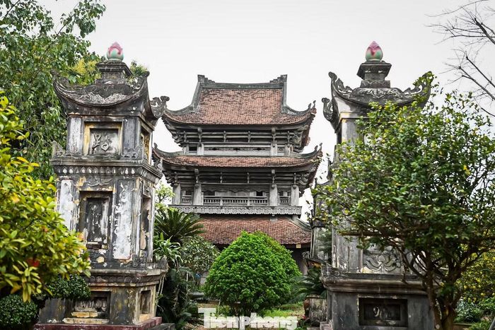 Nổi bật giữa quần thể di tích là tòa gác chuông cao hơn 11 m, gồm 3 tầng mái chồng lên nhau. Bộ khung gỗ lim được liên kết hoàn toàn bằng các mộng gỗ, nâng đỡ hệ thống 12 mái ngói với những đầu đao cong vút, tạo vẻ thanh thoát mà vẫn vững chãi.