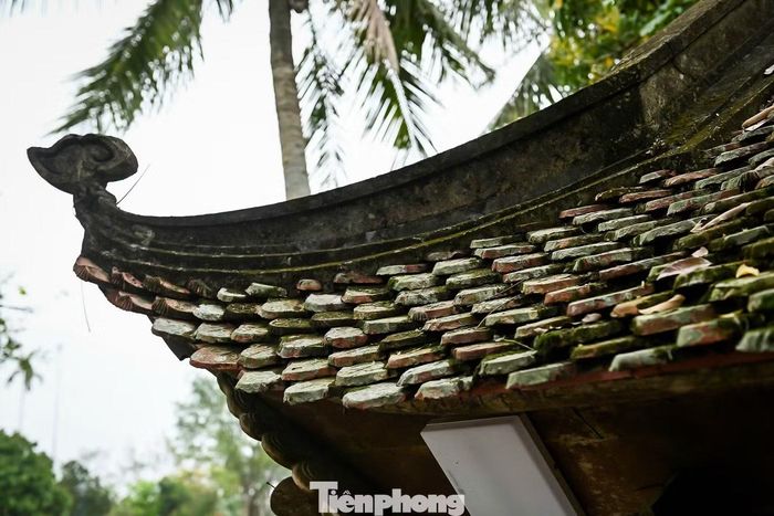 Mái chùa lợp ngói vảy cá, các góc mái uốn cong, trang trí những hình tượng rồng, phượng và cá chép hóa rồng.