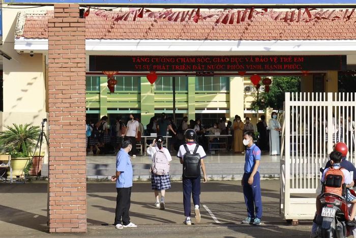 Trường THCS Hai Bà Trưng (xã Hiệp Phước, TPHCM) vẫn cho học sinh đi học bình thường