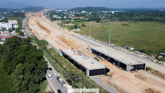 Toàn tuyến có 4 cầu vượt cùng 5 hầm chui được đầu tư đồng bộ. Tại công trường, các hạng mục cầu đang dần thành hình khi các mũi thi công được đẩy nhanh tiến độ.