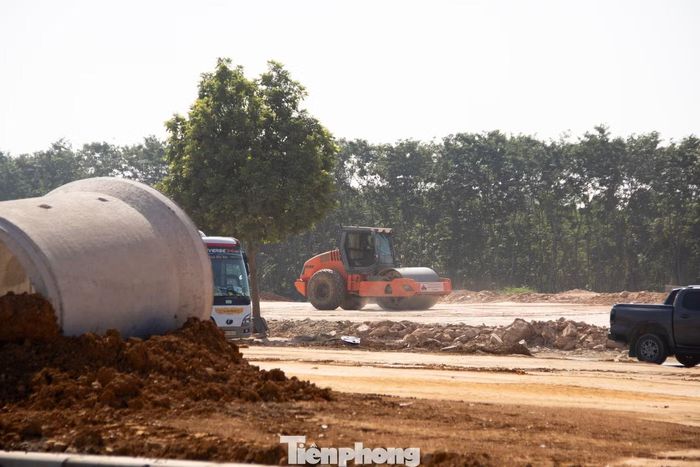Công tác giải phóng mặt bằng hoàn tất tạo điều kiện cho các nhà thầu dồn lực lượng, máy móc thi công liên tục trên toàn tuyến.