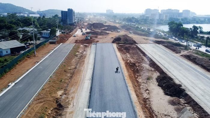 Theo báo cáo của Sở Xây dựng gửi UBND TP Hà Nội về các dự án giao thông trọng điểm, tuyến cao tốc Đại lộ Thăng Long kéo dài (đoạn nối Quốc lộ 21 đến cao tốc Hà Nội - Hòa Bình) mới đạt sản lượng 435,8 tỷ đồng, tương đương 31,4% kế hoạch điều chỉnh và đang đối mặt nguy cơ chậm tiến độ.