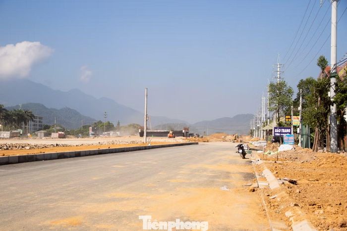 Một số đoạn tuyến đã được thảm nhựa, cơ bản thành hình.