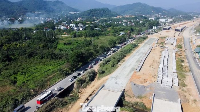 Bên cạnh đó, khu vực thi công có mật độ phương tiện dày đặc, thường xuyên xảy ra ùn tắc, nhất là vào các dịp cuối tuần. Tại các điểm giao cắt dân sinh, việc tổ chức thi công làm mặt đường bị co hẹp, làm phát sinh bụi bặm và ảnh hưởng trực tiếp đến việc đi lại của người dân hai bên tuyến. Ngoài ra, một số vị trí trên công trường vẫn chưa được dựng rào chắn hoàn chỉnh.