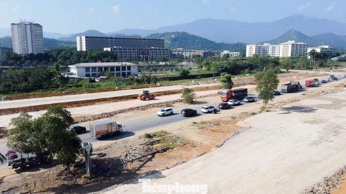 Dự án đầu tư xây dựng cao tốc Đại lộ Thăng Long, đoạn Quốc lộ 21 đi cao tốc Hà Nội - Hòa Bình khởi công tháng 10/2023. Tuy nhiên, đến đầu năm 2026 công tác bàn giao mặt bằng mới hoàn thành.