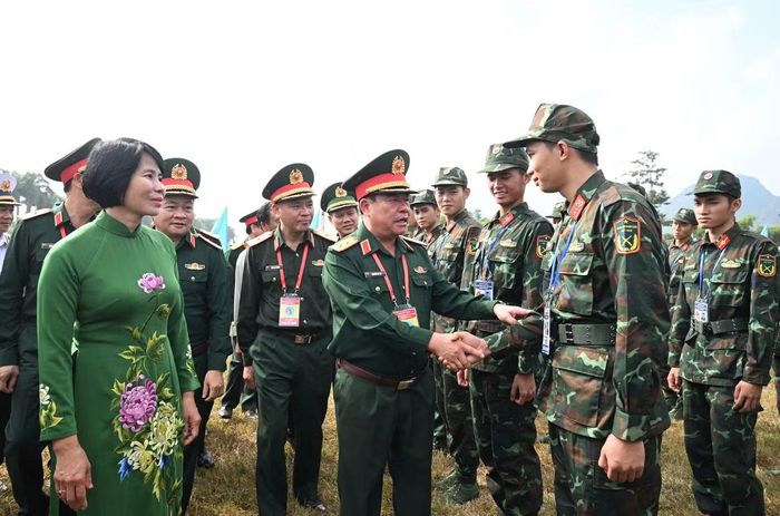 Trung tướng Nguyễn Bá Lực cùng các đại biểu động viên các vận động viên tham gia hội thao.