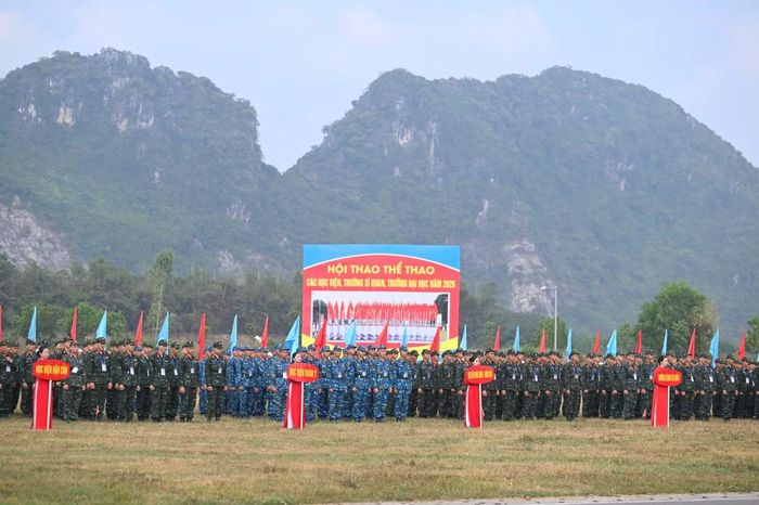 Quang cảnh khai mạc hội thao, sáng 19/10.