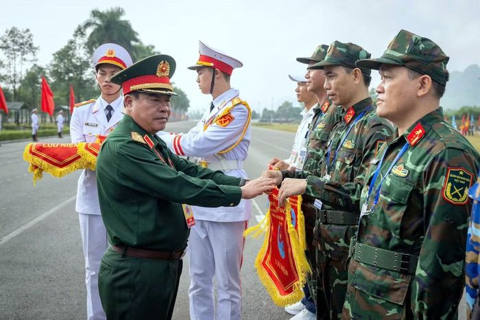Trung tướng Nguyễn Bá Lực trao cờ lưu niệm tặng các đội tham gia hội thao.