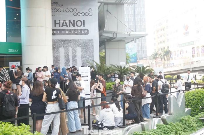 Ghi nhận của PV Tiền Phong vào trưa 19/10 (thứ Hai), khán giả vẫn ùn ùn đổ về cửa hàng, bất chấp thời tiết Hà Nội oi nóng.