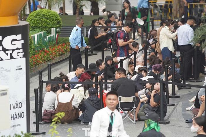 Dòng người xếp hàng kéo dài cả trăm mét.