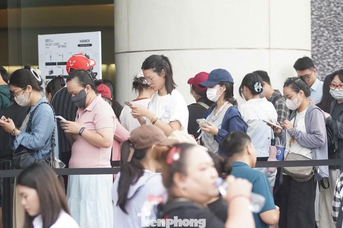 Chị Vũ Lê Nguyên (25 tuổi, Hà Nội) tranh thủ giờ nghỉ trưa để ghé cửa hàng "săn" đồ lưu niệm ủng hộ thần tượng. Với nhiều khán giả, đây là dịp hiếm có để sở hữu những món đồ gắn với thần tượng và chuẩn bị cho trải nghiệm hòa mình vào không khí concert.