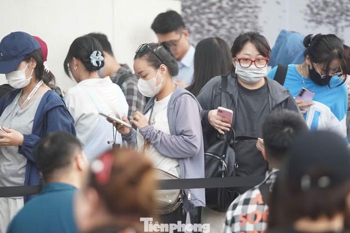 Khách hàng lần lượt nhận phiếu in số thứ tự và chờ vào bên trong cửa hàng. Không gian bên trong được bố trí với nhiều khu vực trưng bày đồ lưu niệm từ áo, mũ, bình nước đến các món phụ kiện.