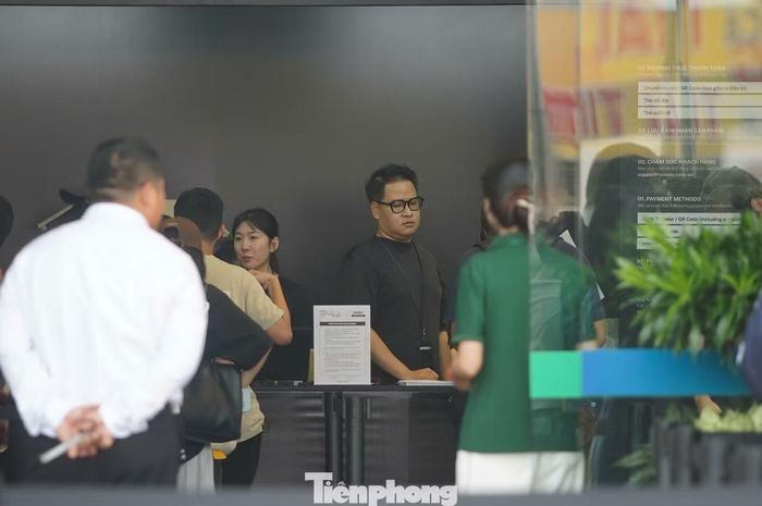 Với những người hâm mộ ở tỉnh xa không thể trực tiếp đến điểm bán hoặc không có điều kiện xếp hàng nhiều giờ, dịch vụ mua hộ trở thành một lựa chọn để sở hữu vật phẩm yêu thích.