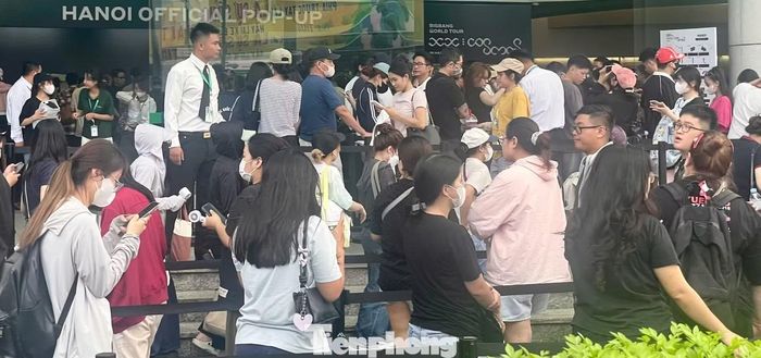 Ghi nhận tại địa chỉ số 89 Láng Hạ, không khí mua sắm diễn ra nhộn nhịp ngay trong ngày đầu.