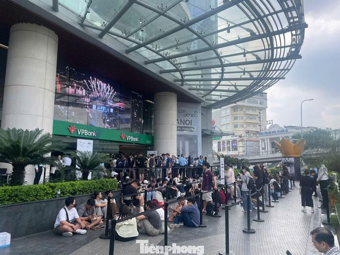 Bên cạnh hai đêm concert tại sân vận động Mỹ Đình vào cuối tháng 10, pop-up store merchandise (cửa hàng đồ lưu niệm) của Big Bang trở thành điểm đến thu hút đông đảo khán giả. Chính thức mở bán từ sáng 17/10, cửa hàng nhanh chóng đón lượng lớn người hâm mộ đến xếp hàng, lựa chọn các món đồ lưu niệm chính hãng trước ngày gặp thần tượng.