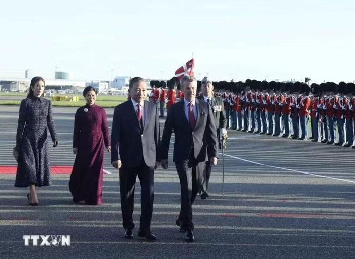 Lễ đón Tổng Bí thư, Chủ tịch nước Tô Lâm và Phu nhân Ngô Phương Ly được tổ chức trọng thể theo nghi thức cấp Nhà nước tại Sân bay quốc tế Copenhagen dưới sự chủ trì của Nhà Vua Đan Mạch Frederik X và Hoàng hậu Mary (Ảnh: TTXVN)
