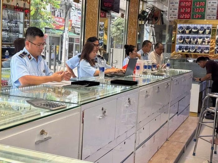 Nhiều sản phẩm trang sức nhái thương hiệu được bảo hộ ở Việt Nam.