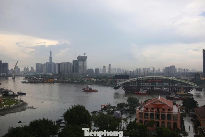 Toàn cảnh khu vực Bến Bạch Đằng, nơi người dân tập trung theo dõi hành trình lai dắt vòm cầu thép nặng 3.400 tấn.