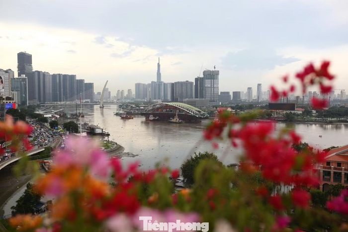 Vòm thép cầu đi bộ qua sông Sài Gòn hoàn thành hành trình lai dắt dài 124 km từ Vũng Tàu về trung tâm TPHCM.
